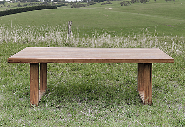 Durable eco-responsible dining table