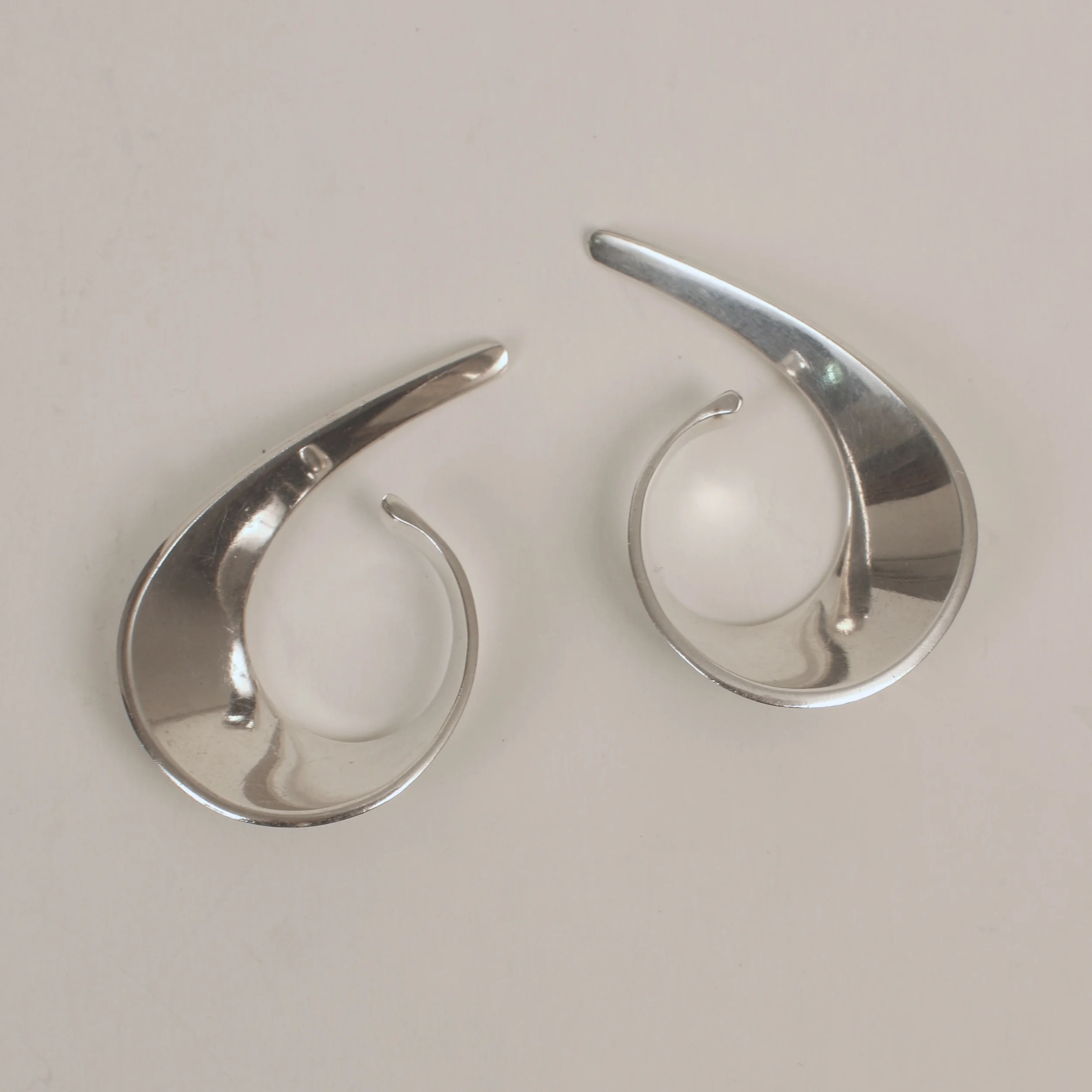 Tone Vigeland sling slynge silver earring form & function.jpg
