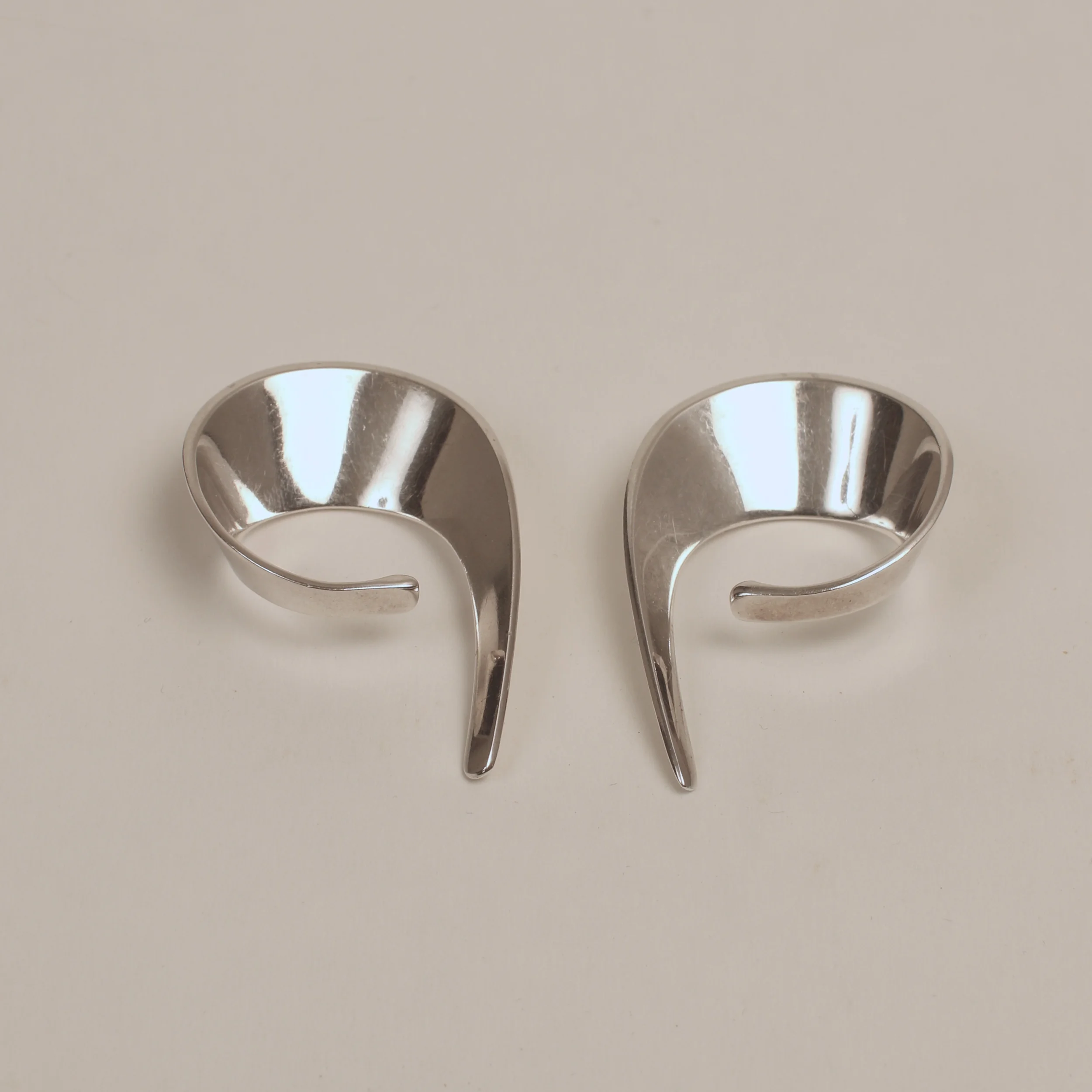 Tone Vigeland sling slynge silver earring form & function.2.jpg