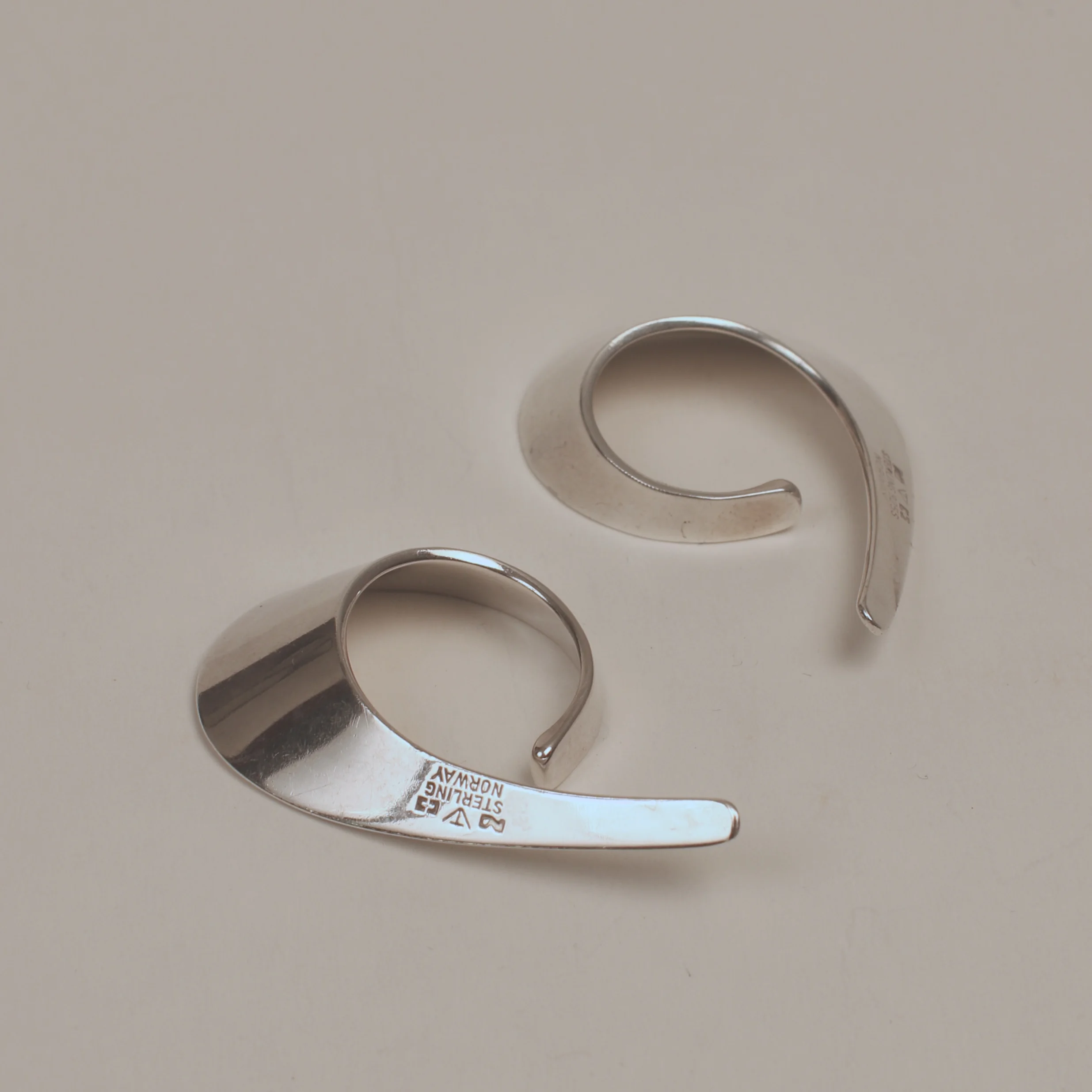 Tone Vigeland sling slynge silver earring form & function.1.jpg