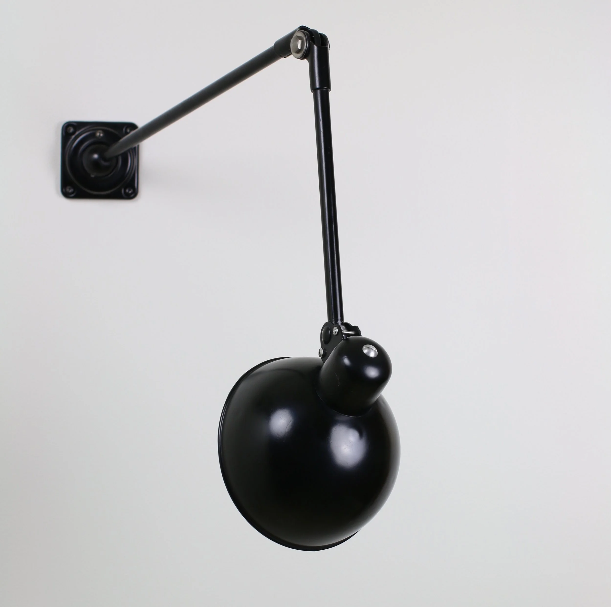 Industrial wall lamp Form & Function.jpg