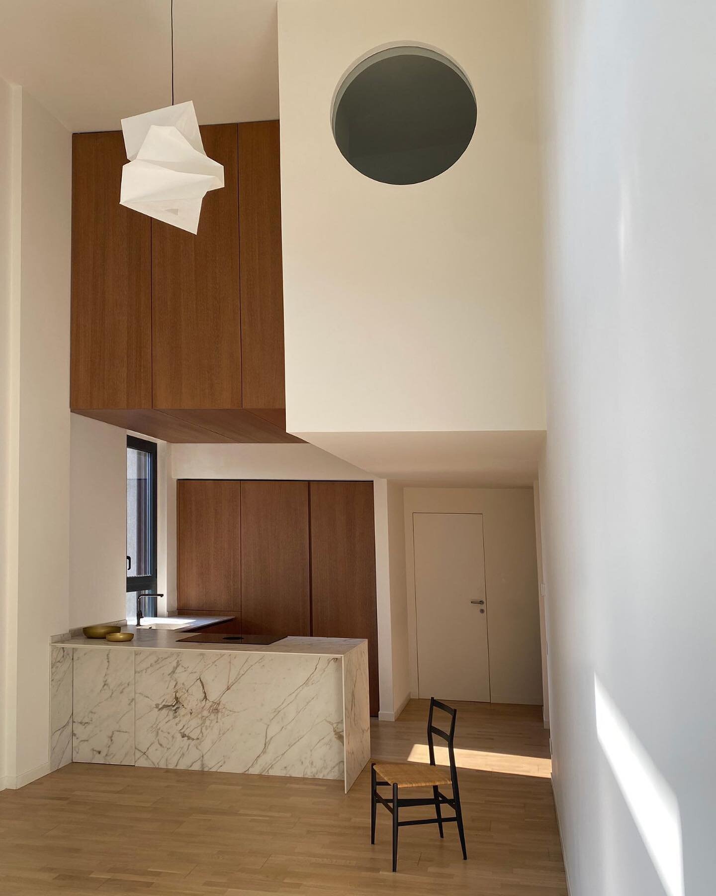 Milano, Casa Tolstoj : kitchen design by @gerardomari +  @stefanialoschidesign for @cappellinicucine.official 💥

.
.

#homedecor #homedesign #design #interiors #decor #architecture #furniture #interiostyling #instadesign #instahome #homesweethome #s