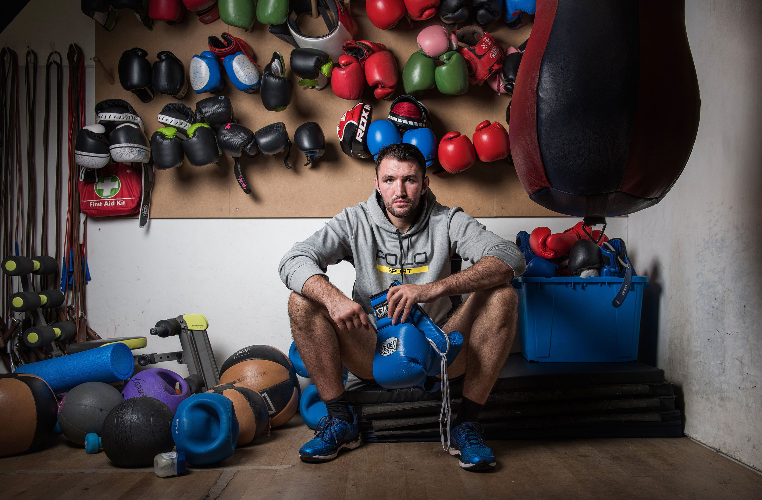  HEAVY WEIGHT BOXER PICTURED AT HIS GYM IN WINDERMERE, LAKE DISTRICT WITH COACH PETE FURY AND IN CONVERSATION WITH JOURNALIST GARETH PHOTO CREDIT PAUL COOPER 