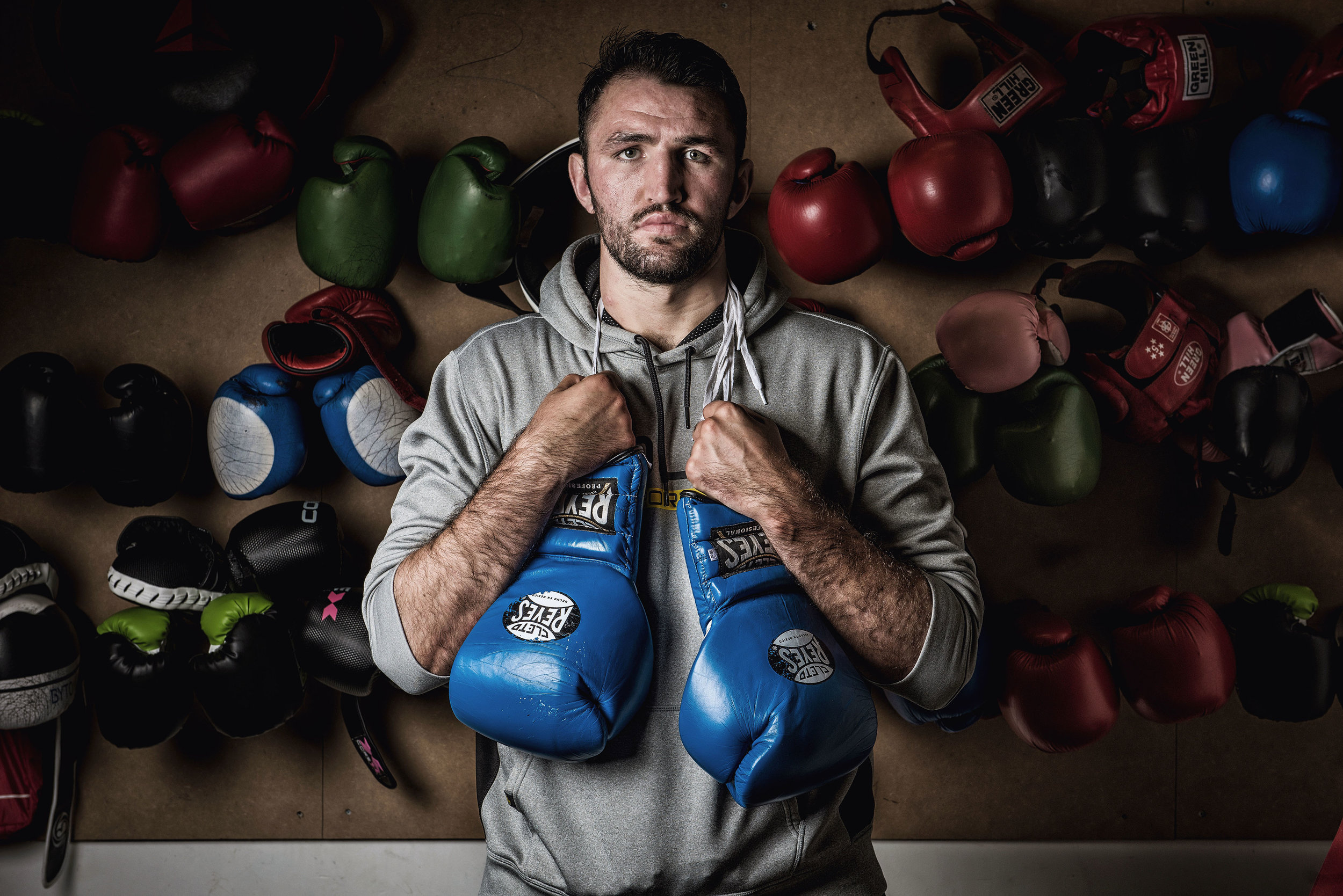  HEAVY WEIGHT BOXER PICTURED AT HIS GYM IN WINDERMERE, LAKE DISTRICT WITH COACH PETE FURY AND IN CONVERSATION WITH JOURNALIST GARETH PHOTO CREDIT PAUL COOPER 