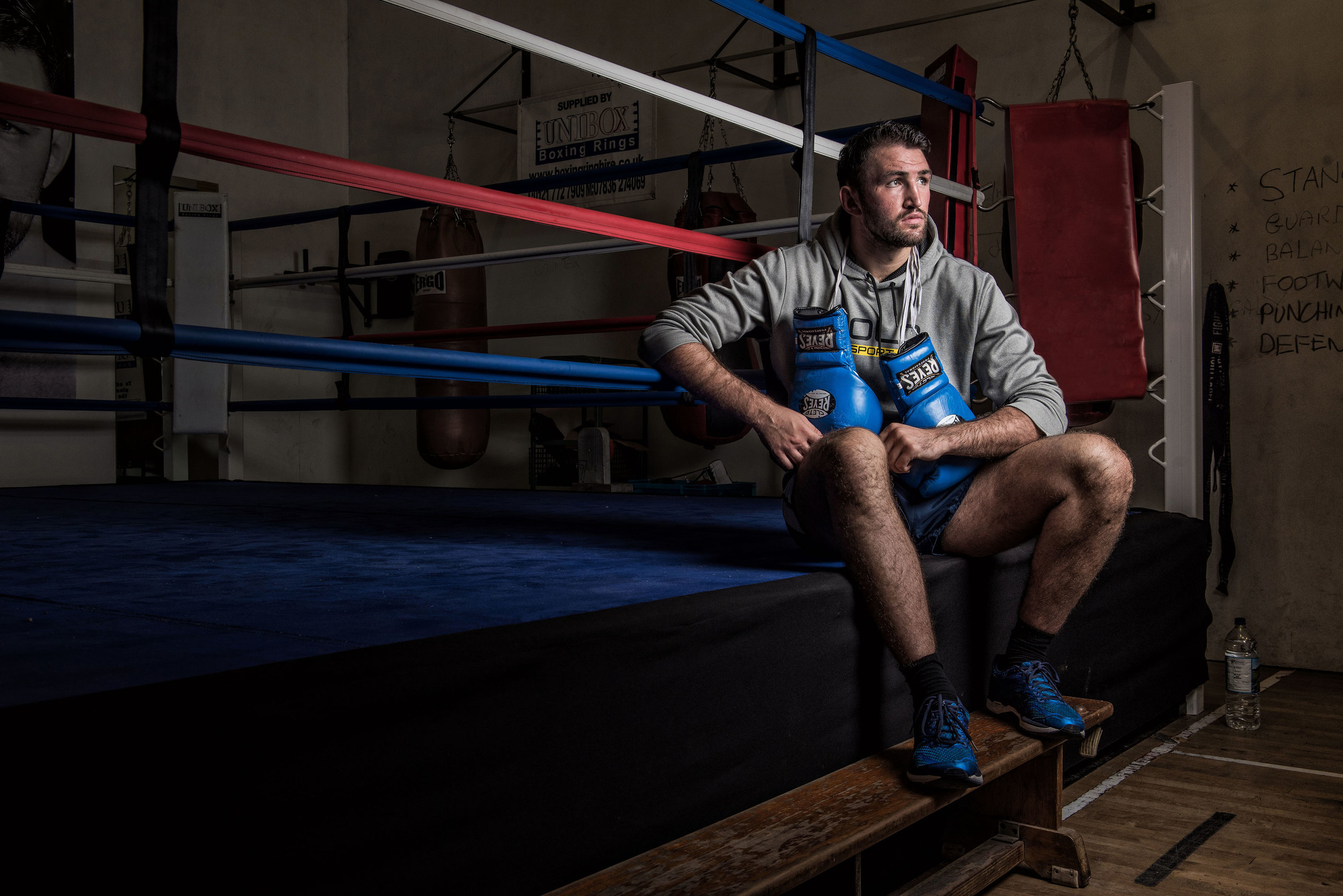  HEAVY WEIGHT BOXER PICTURED AT HIS GYM IN WINDERMERE, LAKE DISTRICT WITH COACH PETE FURY AND IN CONVERSATION WITH JOURNALIST GARETH PHOTO CREDIT PAUL COOPER 