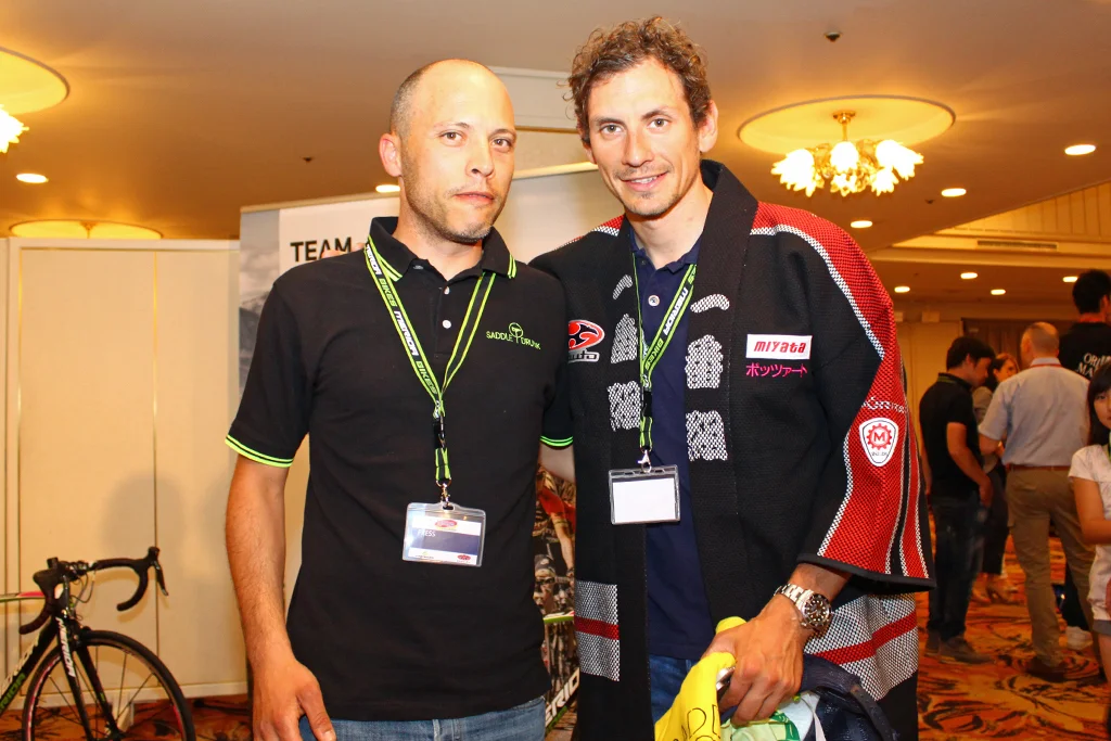 SD presenting a SaddleDrunk T-shirt to Pippo Pozzato