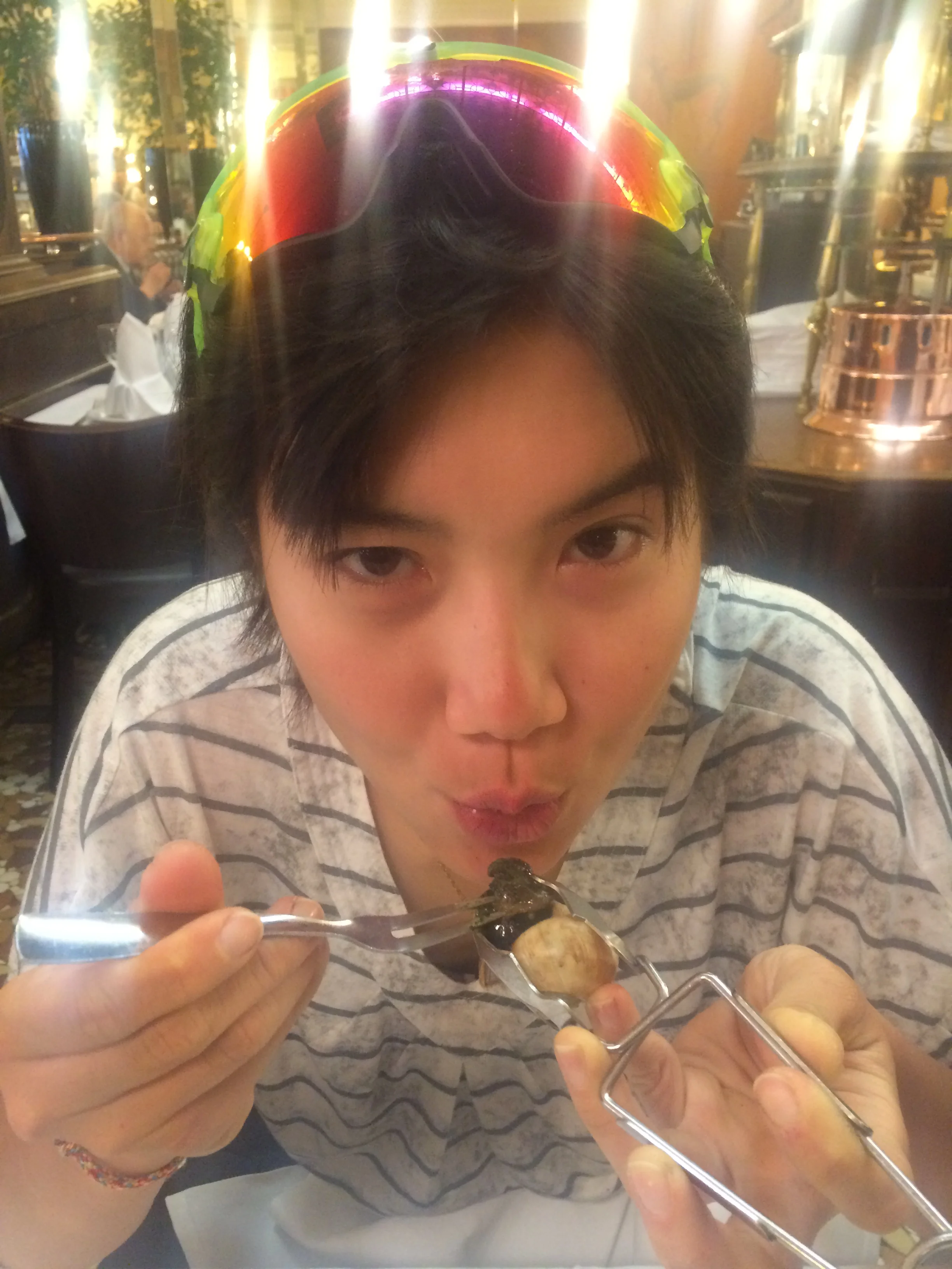 Jer Ling trying l'Escargot.