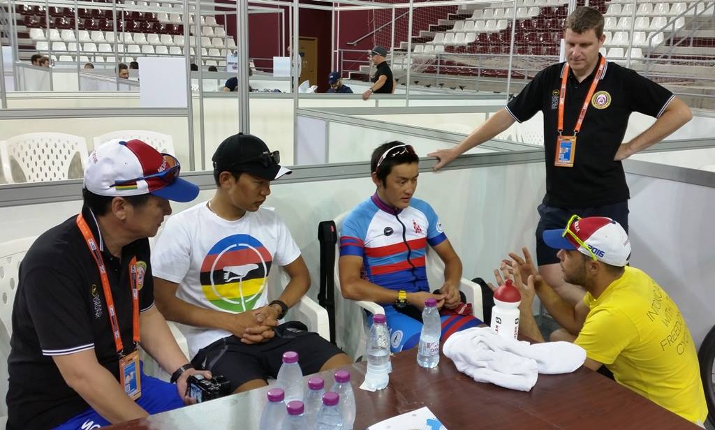 Instructing Miga before the start of the Elite race, with the rest of the Delegation arrived for the main event.