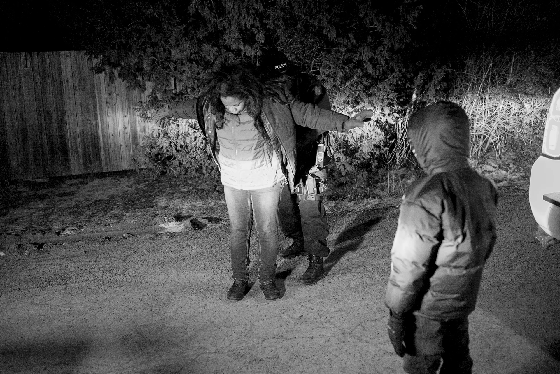 Personne ne choisit les camps de réfugiés Ni les fouilles à nu Qui laissent ton corps brisé Ni la prison Mais la prison est plus sûre Qu’une ville en feu Et un seul garde Dans la nuit C’est mieux que tout un camion De types qui res