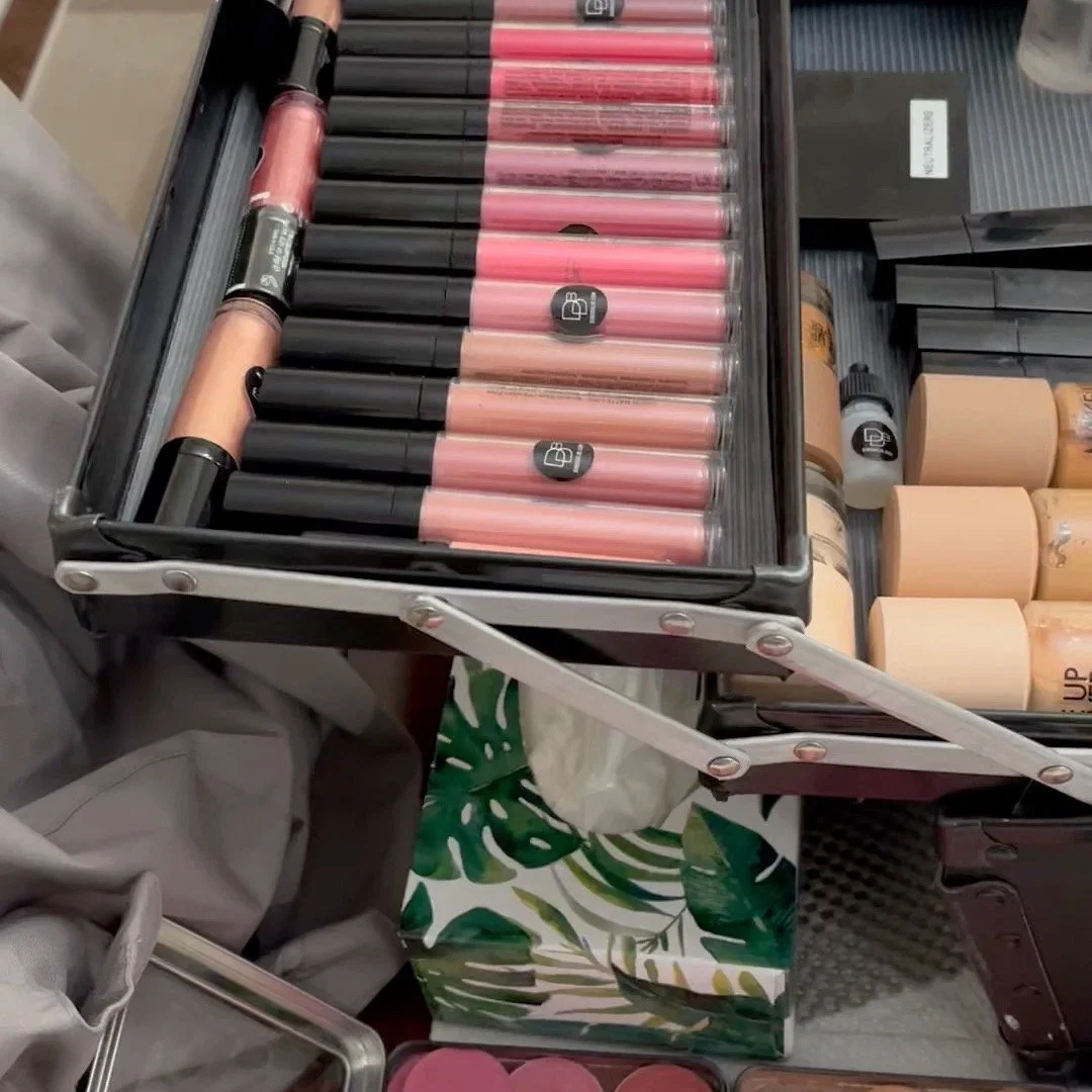 Makeup Set-Up&thinsp;
Makeup set-ups are fascinating to watch on IG. Seeing how every artist and job will dictate how we pack our kit is always based on the brief, preferences and expectations of the clients and talent involved. We also have to consi