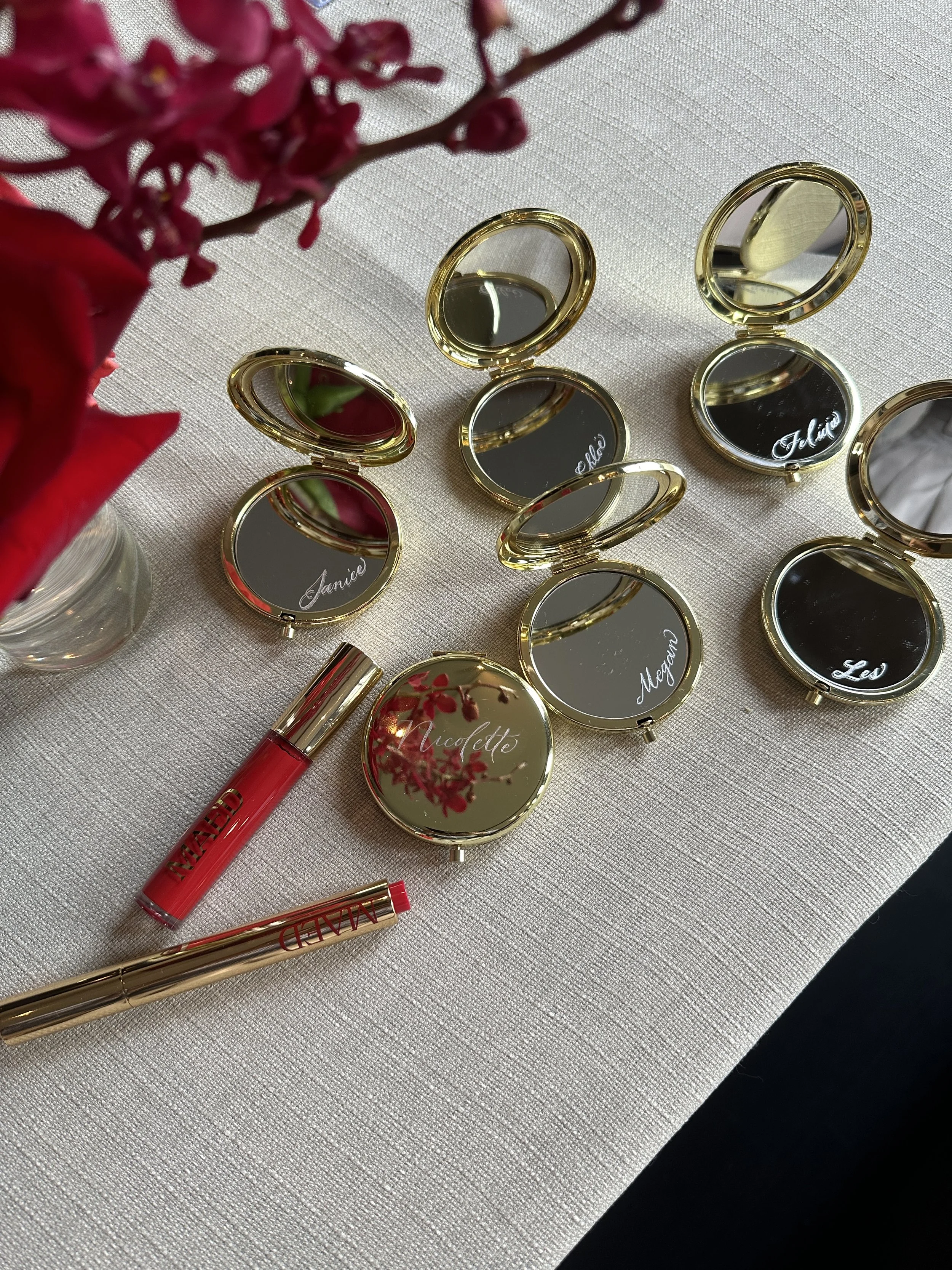 Live engraving on mirrors and compacts for high-end beauty activation