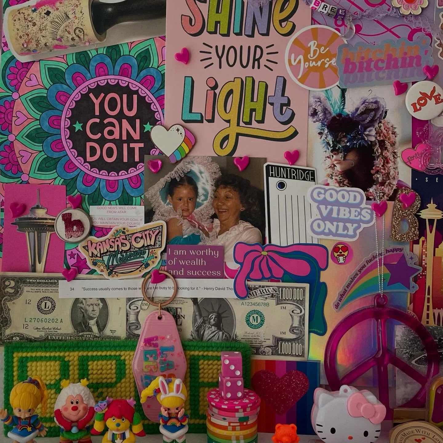 Desk stuff that makes me happy&hellip;💕 

#desksetup #dopaminedecor #genx #smallbusinessowner #wardrobestylist #decorinspo #colorful #collage #genxers