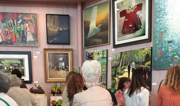 Crowds browsing the art. Photo courtesy of Art Festival Beth-El Facebook Event: https://www.facebook.com/artfestivalbethel/