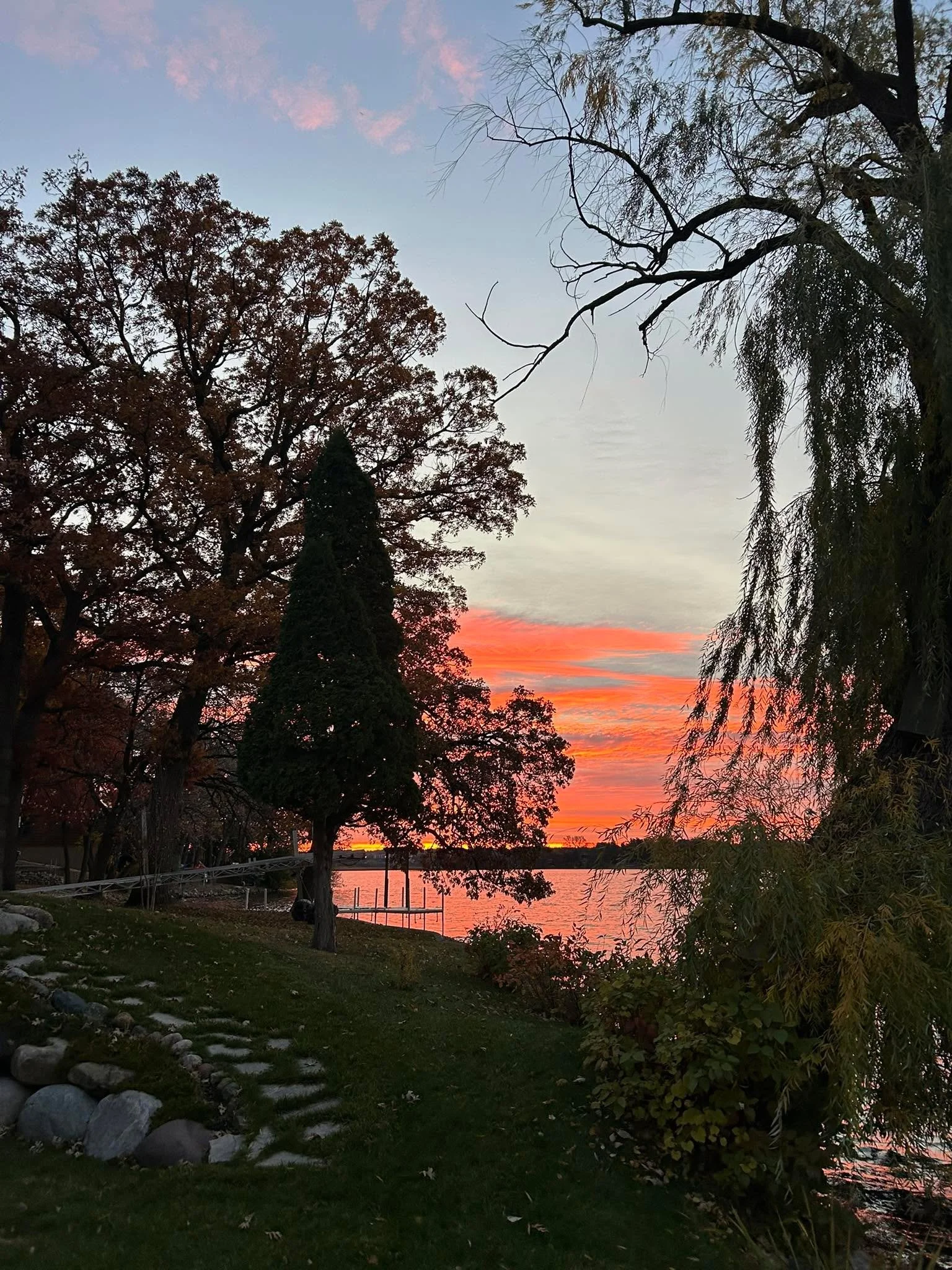 Creation sings. &hearts;️
.
.
.
.
.
.
.
.
.
.
#mn #mnsunrise #lakeliving #lakelife #minnesota #minnesotagirl