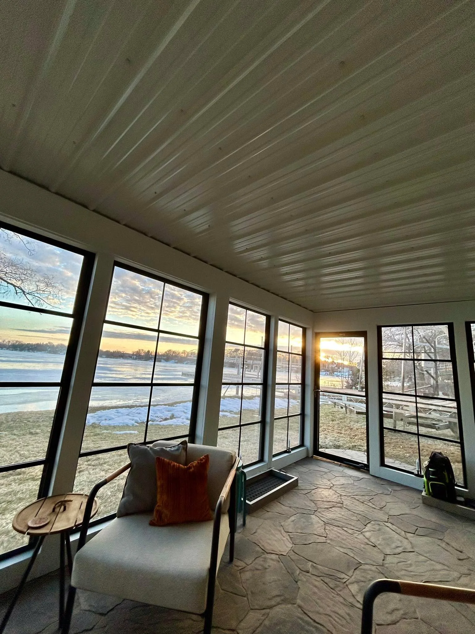 Jeff surprised us and is home a day early so it&rsquo;s porch time! 💕 Happy V-Day Friends!
.
.
.
.
.
#lakesideview #lake #lakehouse #lakehouseliving #lakehousevibes