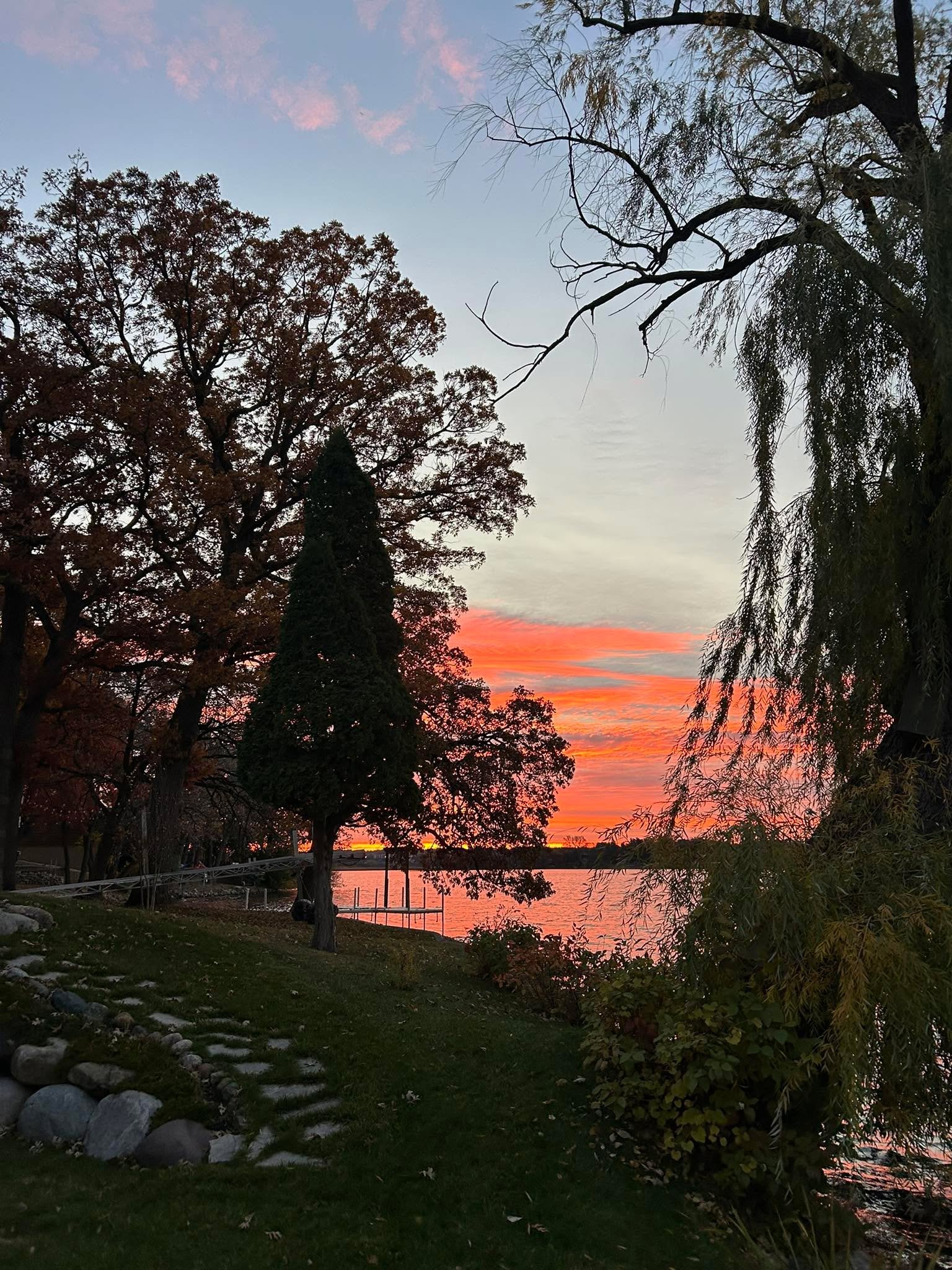 Creation sings. &hearts;️
.
.
.
.
.
.
.
.
.
.
#mn #mnsunrise #lakeliving #lakelife #minnesota #minnesotagirl