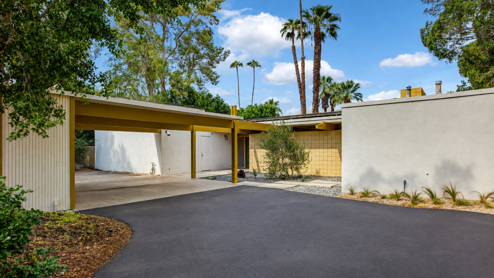 An original Hugh Kaptur home was purchased from it’s second owner and faithfully restored matching original materials. 