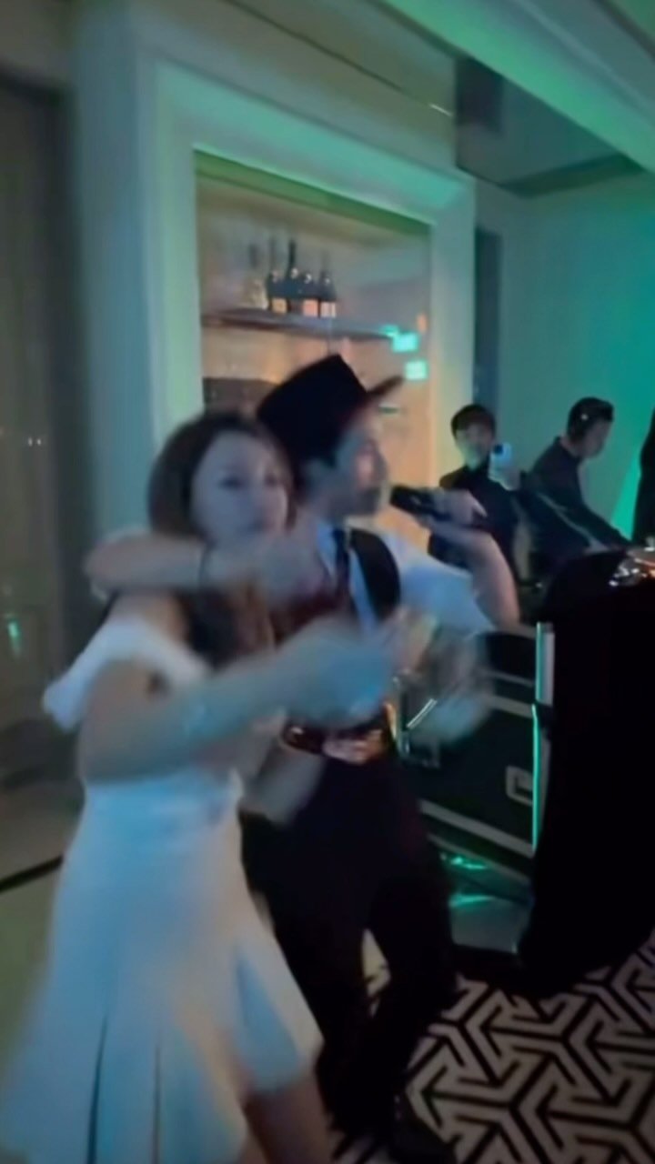 CONGRATS TO SARAH AND JASON
My friend @launatalie_ asked me to surprise the wedding couple with her favorite rap song 😆
Thanks @mralbertchen for the video 😆
#hongkong #rosewoodhongkong