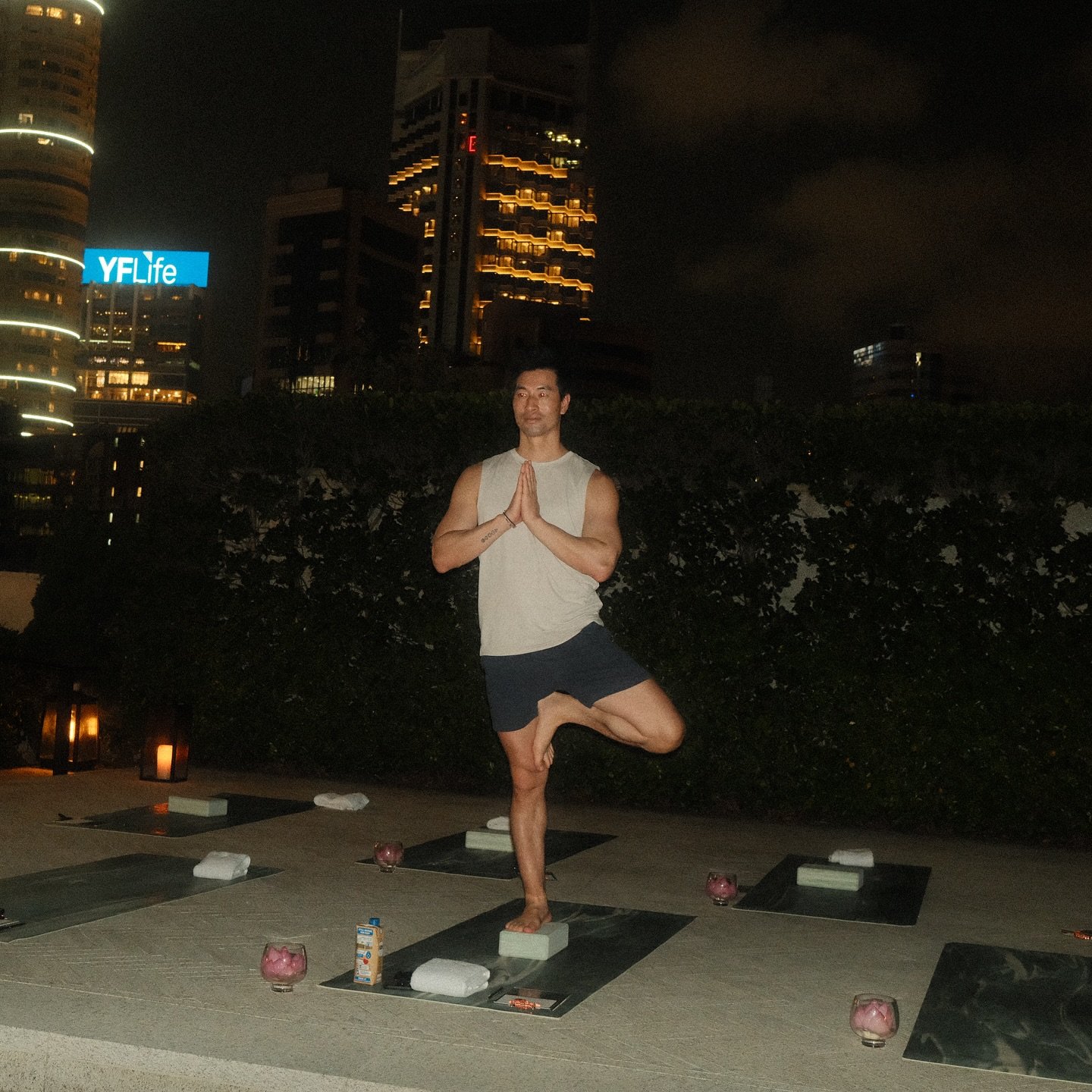 FLOW 🌬️
Moon 🌕 yoga session with @alignwithrainbow ⚡️
@rosewoodhongkong @asayahongkong #rosewoodhongkong
