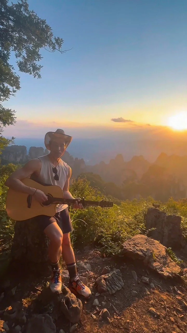 🤠 AVATAR COWBOY
These mountains were the inspiration for the movie Avatar, but I think this song from a different movie fits the vibe better. What do you think?
Thanks @lea.musictherapy for filming 🎥
#zhangjiajienationalforestpark #zhangjiajie