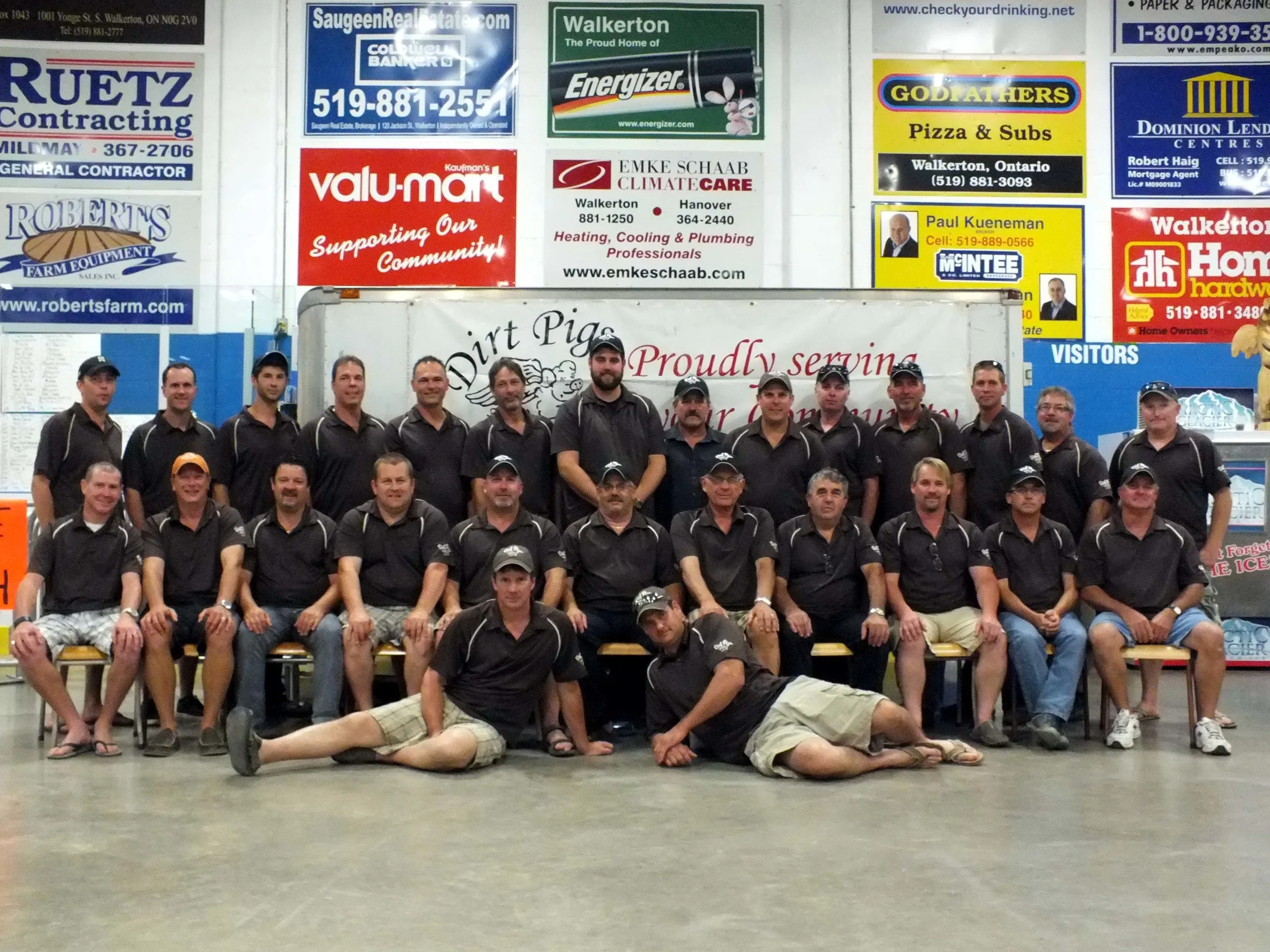Dirt Pigs Team Photo 2014.jpg