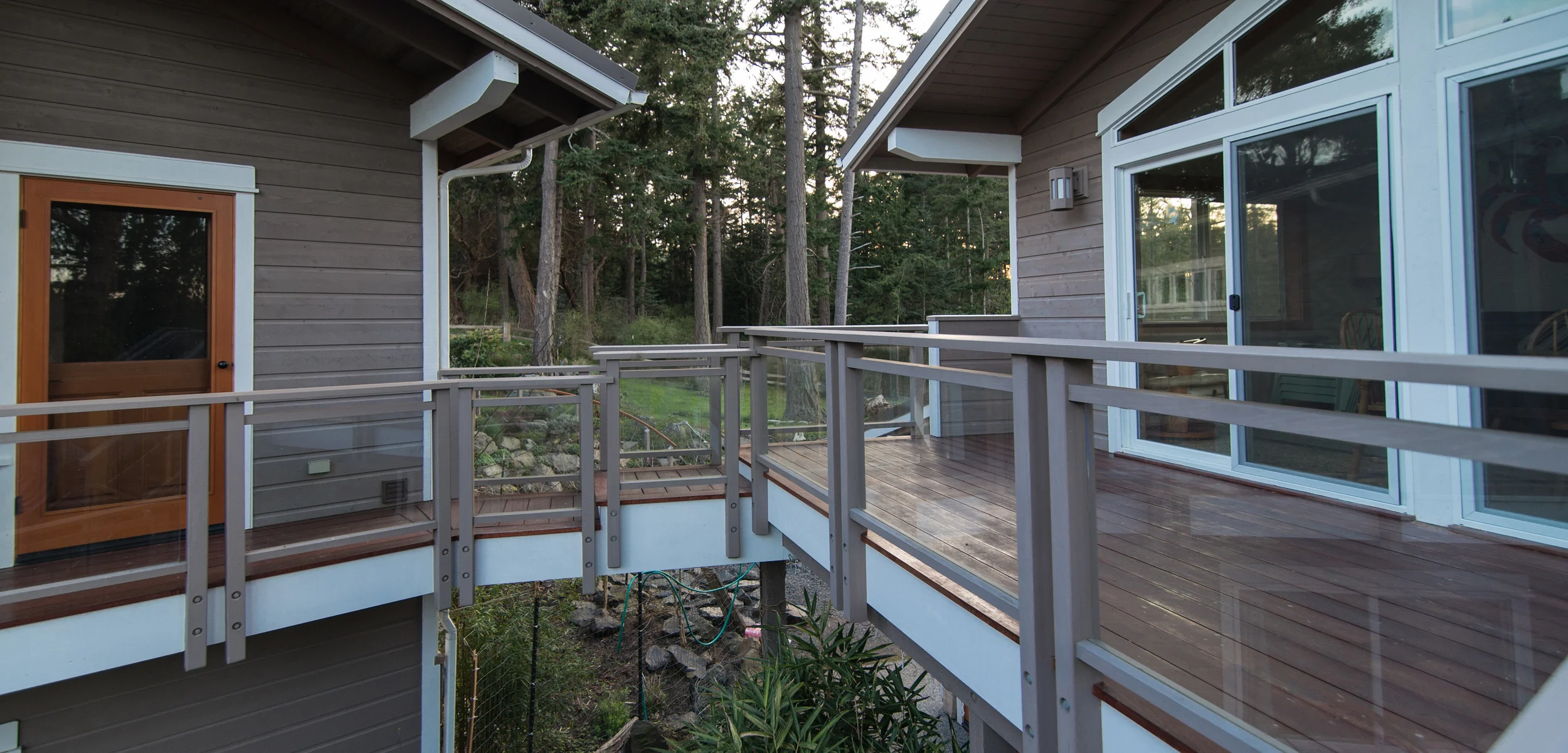 Bridge connecting garage apartment to house