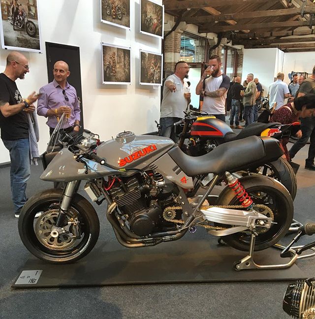 Who remembers this Katana at last year&rsquo;s @bikeshedmc show? Being true to it&rsquo;s origins, it&rsquo;s our kind of custom.

#katana #suzuki #suzukikatana #greyandred #superbike #oldschoolsuperbike #retrojapanese #streetbike #theclubman #roadra