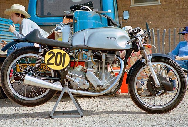 This racing Norton 500 International has the look of a true road racer. Pic taken in the UK when times were simpler.

#theclubman #nortonmotorcycles #norton #nortonmanx #manxnorton #nortoninternational #clubmanstt #featherbedframe #classicbike #class