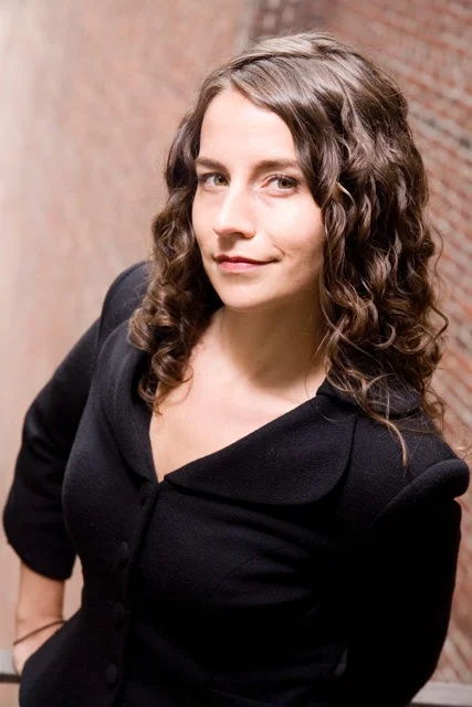 SARA HOLOUBEK