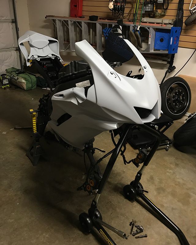 #armourbodies 2017 race bodywork fitting up nicely on the 2013. Only a few OEM parts needed to complete the install.
.
.
.
#racebike #trackbike #trackday #yamahar6 #yamaha #r6 @woodcrafttechnologies @dbholders