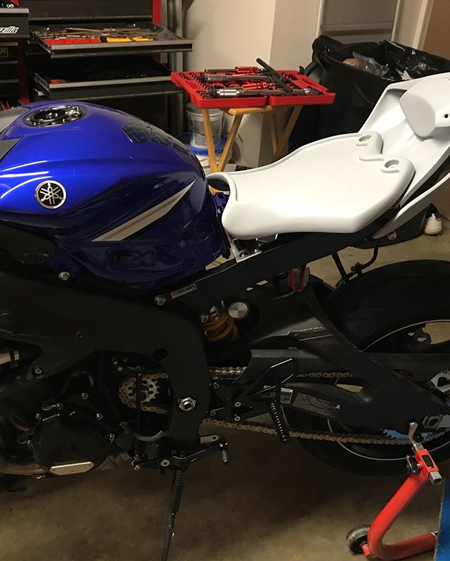 What do you guys think? Should I get a tank cover to fill in that gap or just say f*#k it and go ride? @motoxpricambi_italy makes a nice tank cover that I might look at. Just have to determine if the 2017 cover will fit over the 2013 tank.
.
.
.
#yam