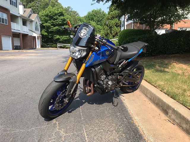 Put new carbon fiber fenders on for the sale. I think everyone will like these better than those custom painted neon fenders I had. 😎
.
.
.
#fz09 #yamaha #carbonfiber #twowheels #riderich #getoutandride @akrapovic @stoltecmoto @woodcrafttechnologies
