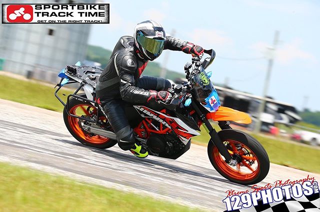 Good times @talladegagp ...my first time there. On my KTM 690 Enduro with supermoto setup. And no, those aren&rsquo;t crash cages, they&rsquo;re luggage racks 😂 📷 by @129photos
.
.
.
#trackday #supermoto @sportbiketracktime #ktm690 #twowheels #knee