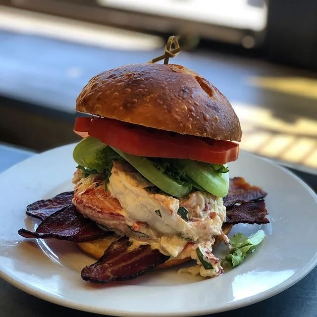 LOBSTER BLT 
Fresh caught lobster, lemon tarragon dressing, bacon, heirloom tomato, local greens, bacon fat brioche bun
🦞🥓🥬🍅✨