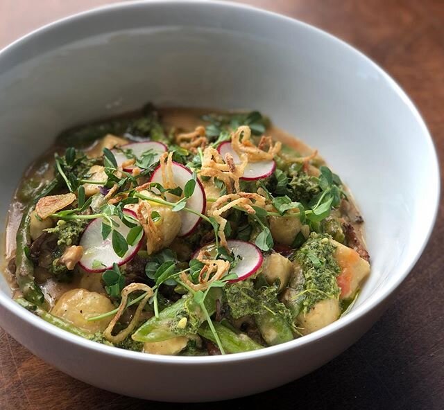 late spring vegetable truffled gnocchi is what&rsquo;s for dinner tonight!
local asparagus, fava beans, mushrooms, sugar snap peas, heirloom tomato, radish green pesto, @abundancefamilyfarmmass microgreens, crispy shallot, herb butter **If you&rsquo;