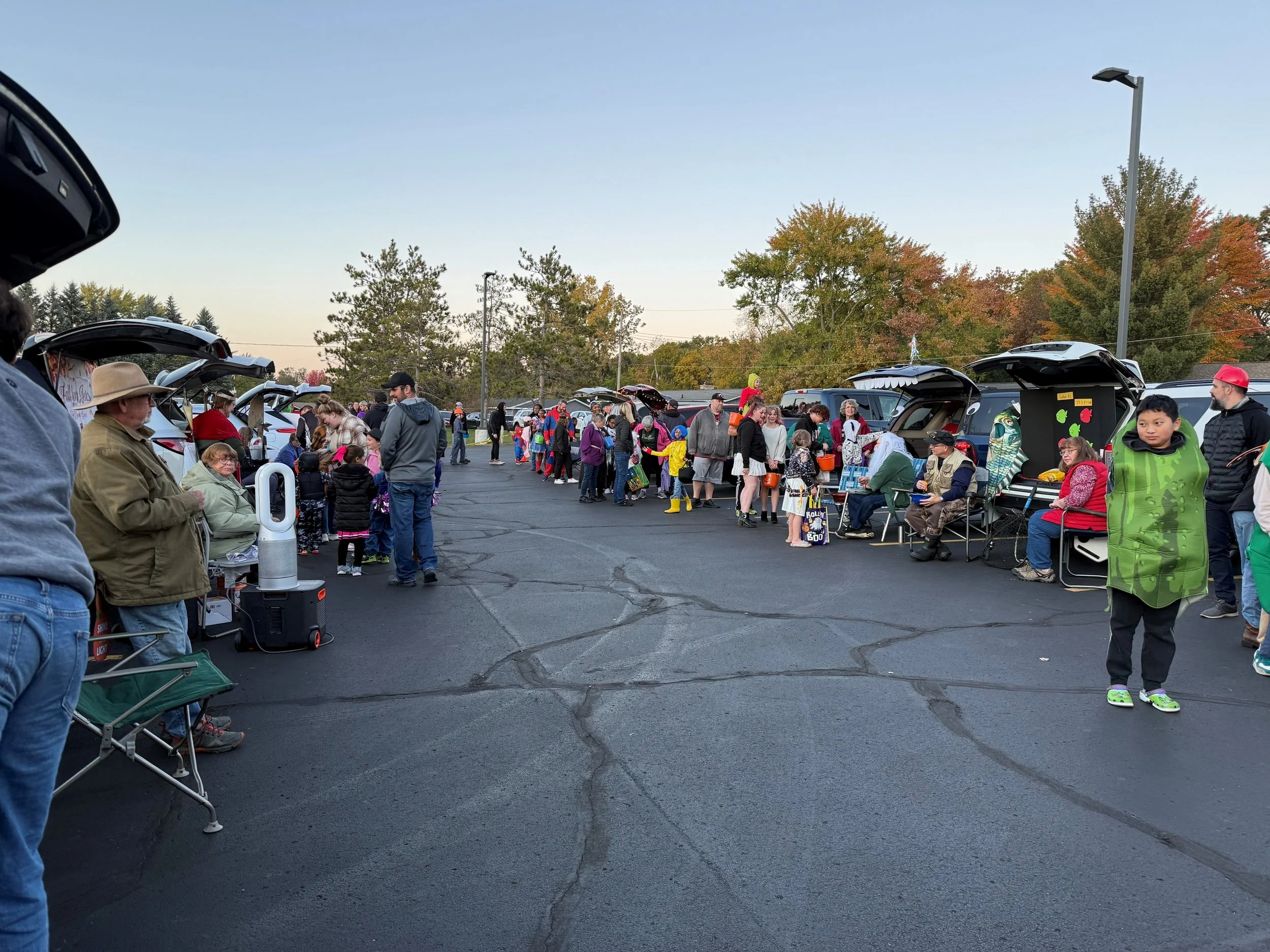 Trunk crowd2.jpg