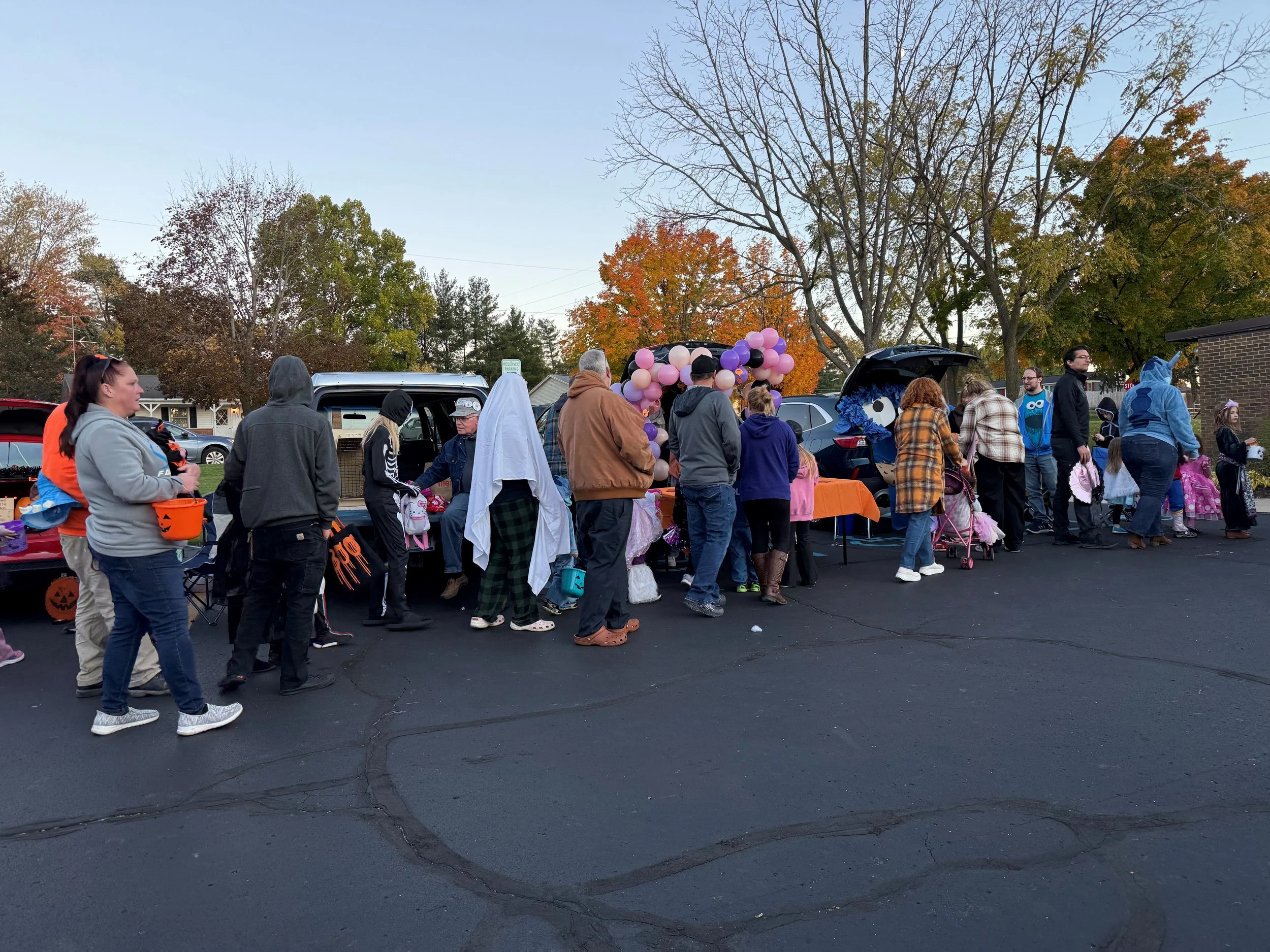 Trunk crowd4.jpg