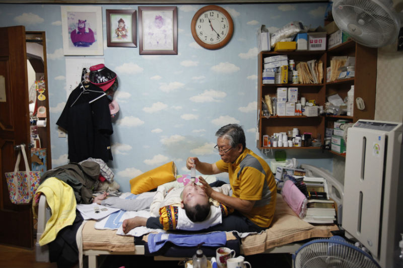 Rev. Lee of Dropbox caring for his son. 