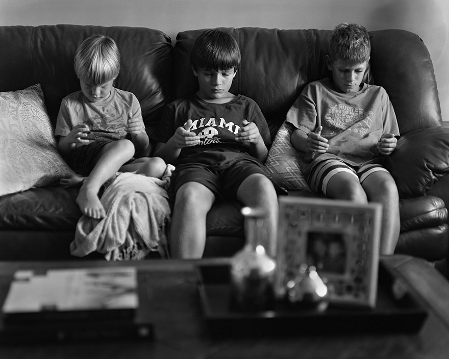 portraits-holding-devices-removed-eric-pickersgill-13.jpg