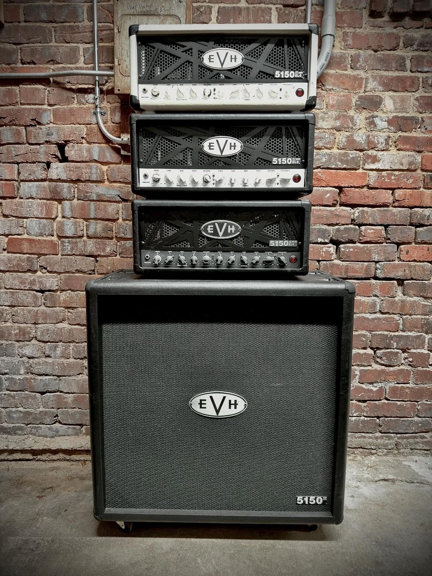 The new EVH 15490 
150 watts of terrain altering magic.😎
5150x3😬

#tubeamp #highgain #rocknroll #chuglife