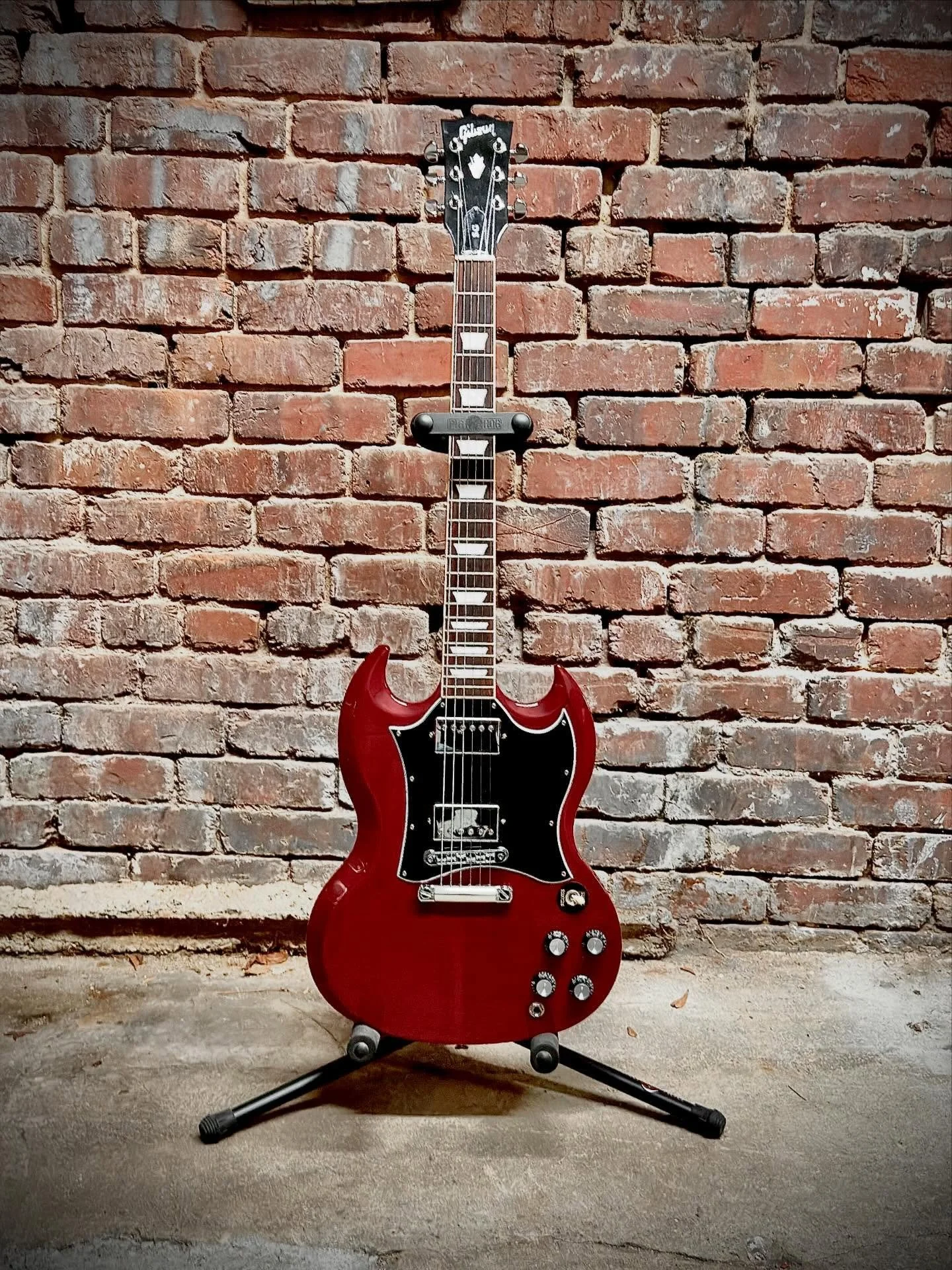 This just in.. 2022 Gibson SG Standard. It does all the rock n roll things. 

#electricguitar #doyouloverockandroll #veruccasalt