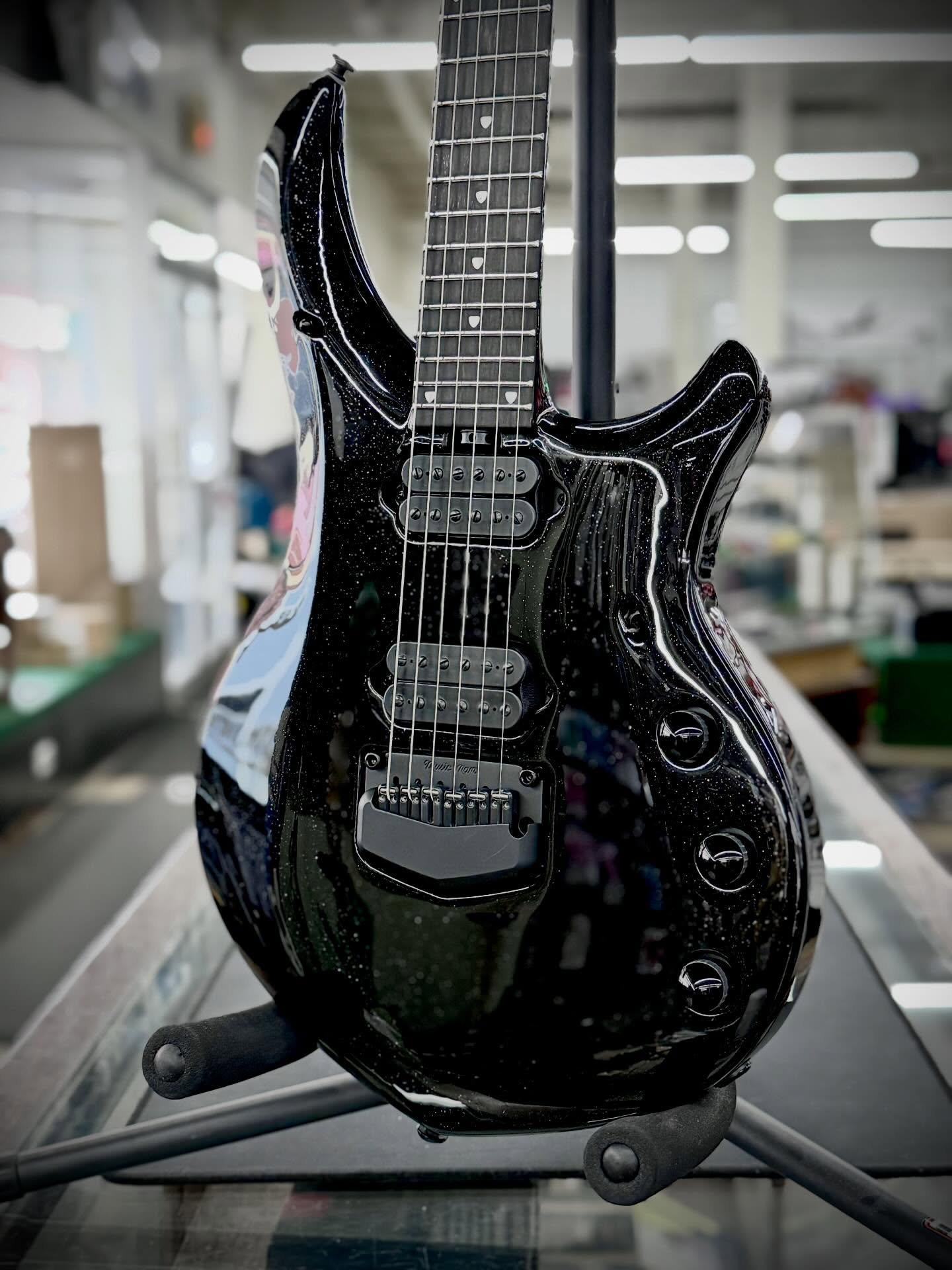 Music Man Majesty in a beautiful Black Frosting finish. It&rsquo;s way nicer in person. It&rsquo;s crazy hard to photograph. 🤬
#electricguitars #dreamtheater #johnpetrucci