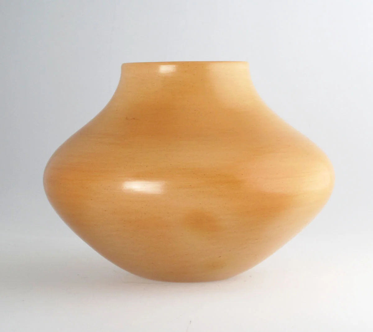 Hopi polished jar by Mark Tahbo