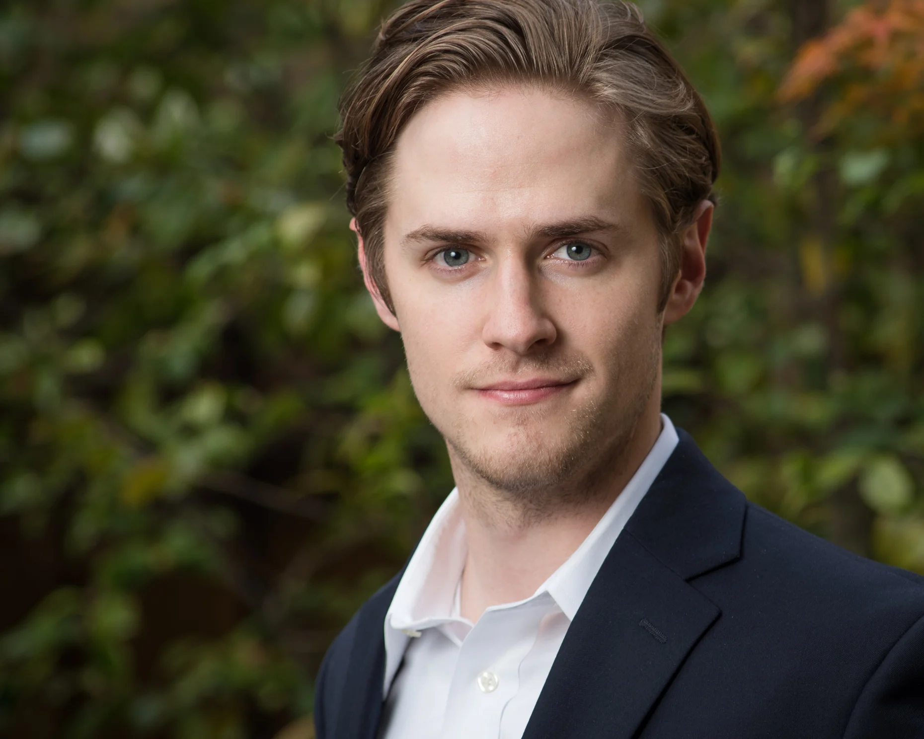 Outdoor headshot-1.jpg