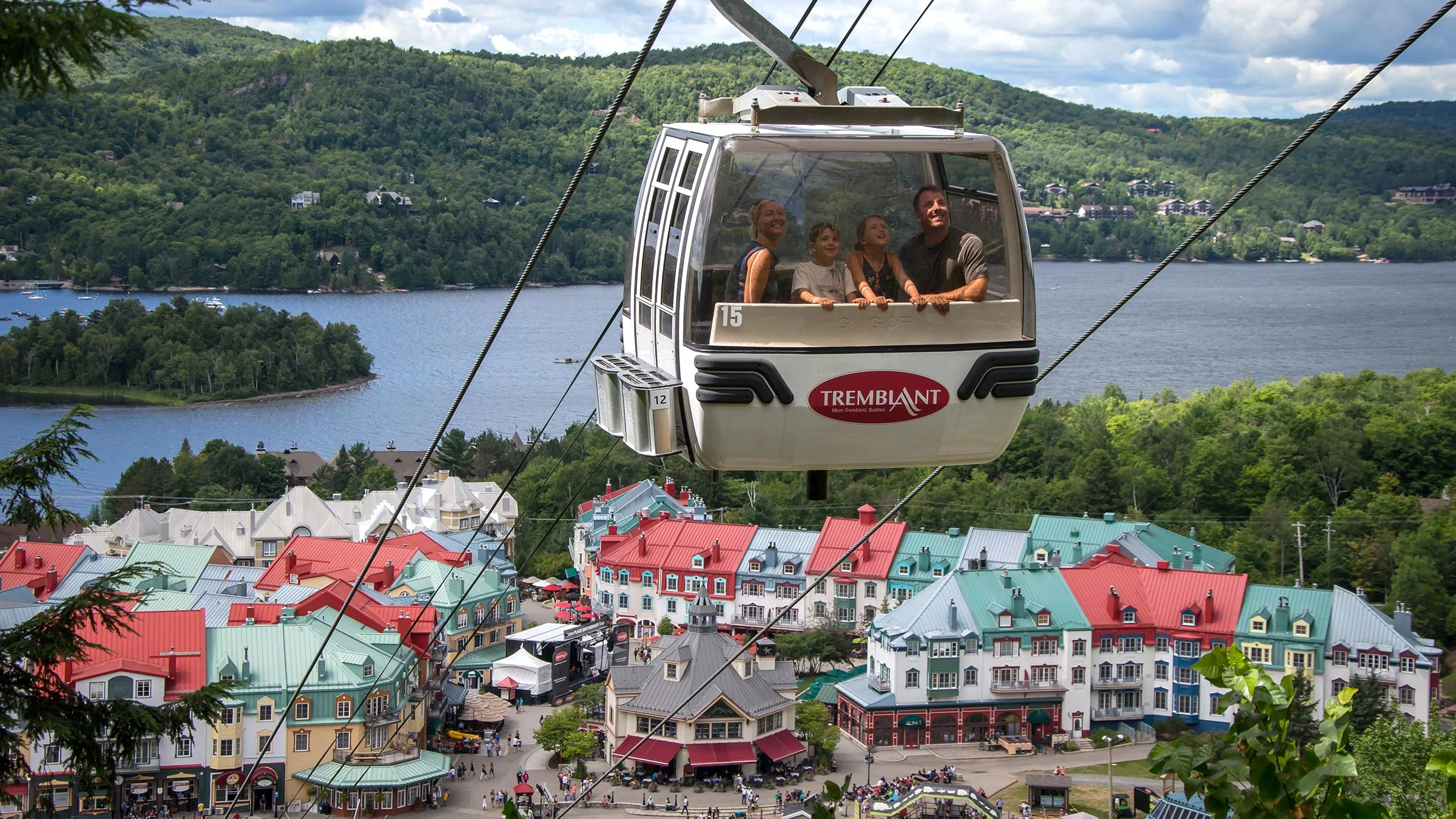 A free boat ride on the lake. A free ride on the panoramic gondola. The Laurentian Mountains welcome you.