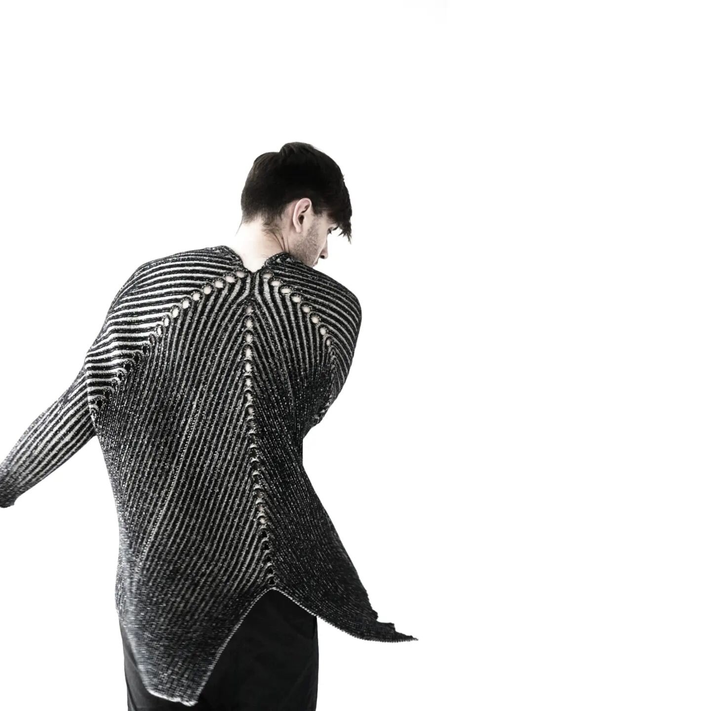 ISOSCELES JUMPER I
EPOCH II AW22

#fintanmulholland #aw22 #knitwear #menswear #avantgarde #fashion #madeinireland #handcrafted #pfw #mensfashion #luxury #darkfashion #sustainablefashion #movement