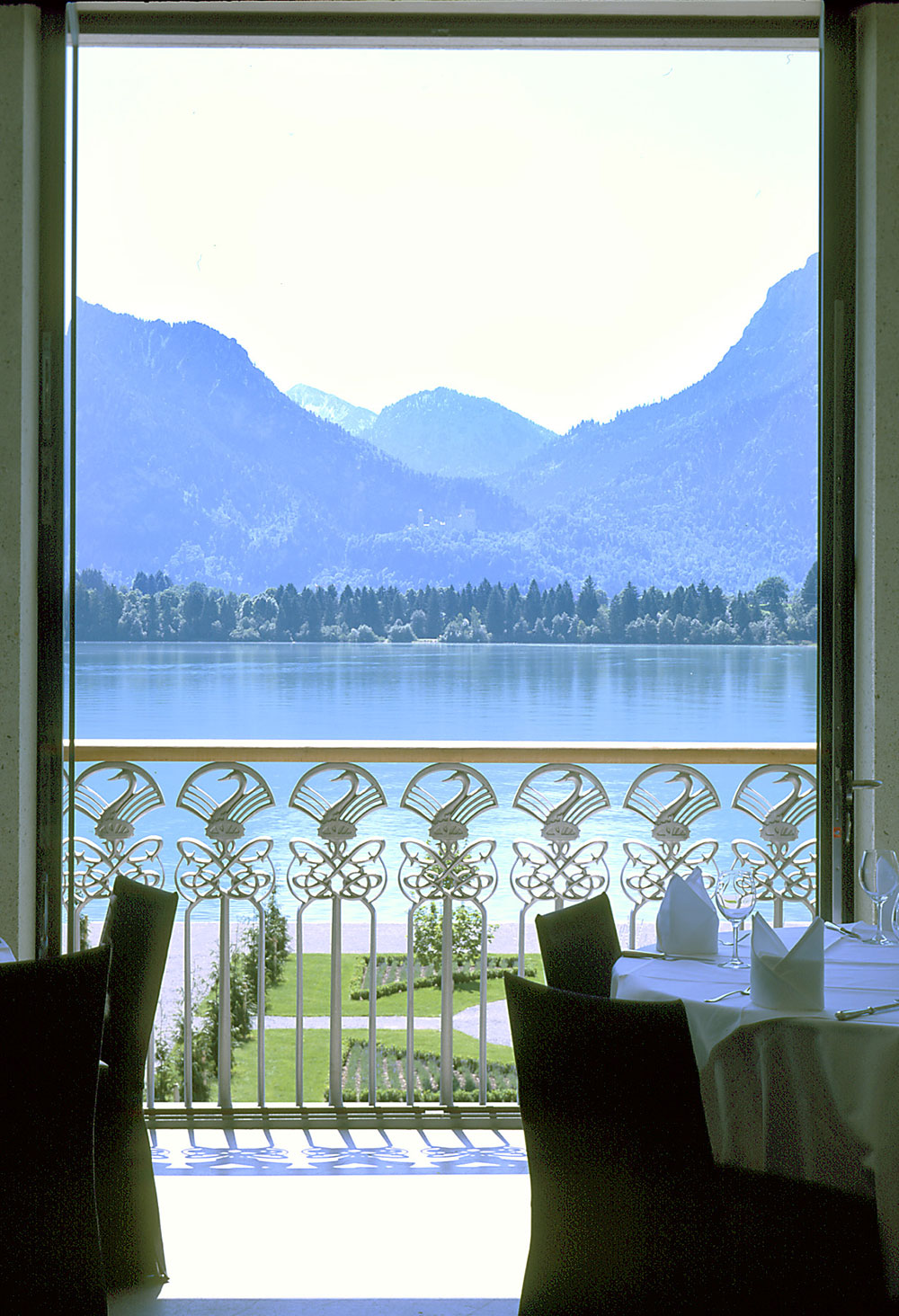1000-Resteraunt-Balcony-Crop.jpg