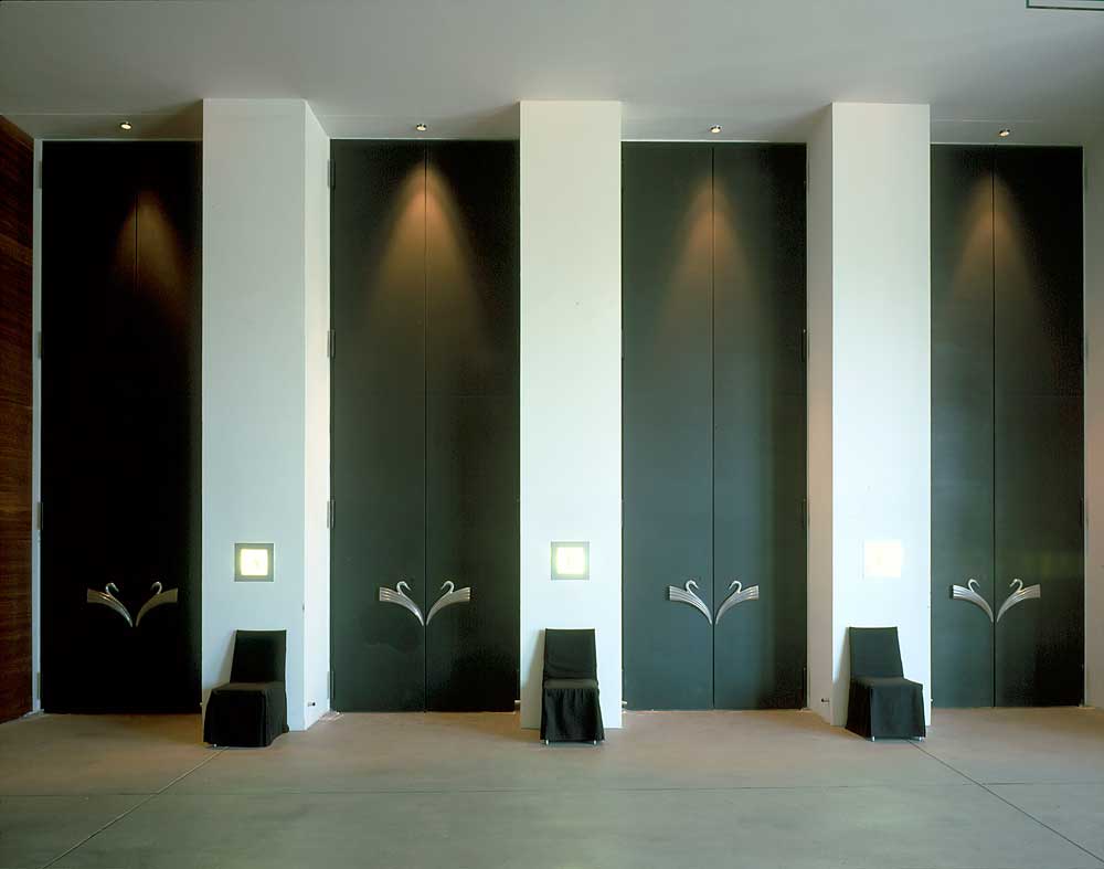 The ornate cast aluminium balustrades and swan motif door handles appear throughout the theatre and on the stage itself, drawing together different spaces and creating a flow through the building.
