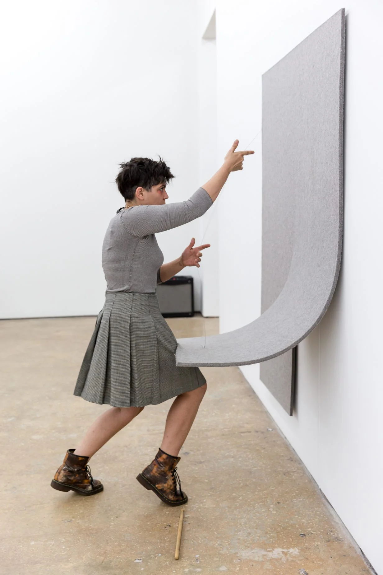 Work On Felt (Variation 4) Gray , 2016, Industrial felt, carbon fiber, epoxy, guitar tuner, piano string, amplifier, 65 1/2 × 50 1/2 × 13 1/2 in. Photo: Diana Larrea.