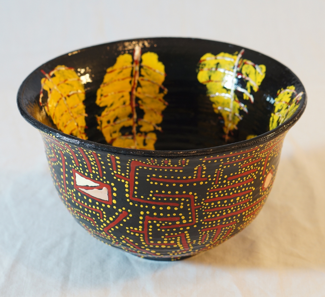 Ceramic bowl with leaf motif